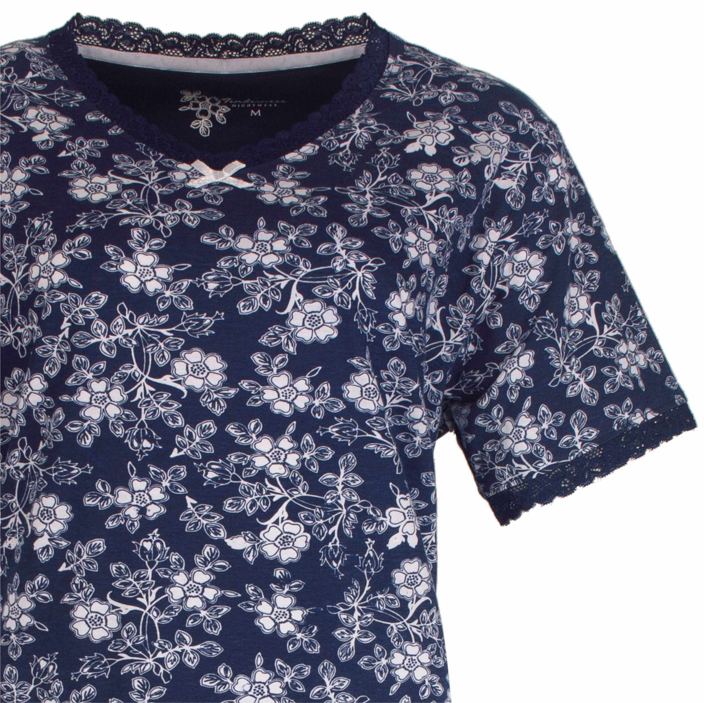 Marineblauw nachthemd met witte bloemenprint, korte mouwen en kanten rand aan de hals en mouwen