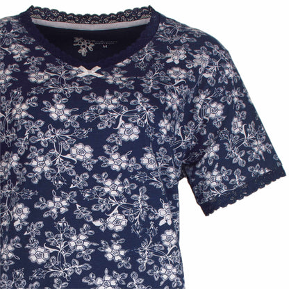 Marineblauw nachthemd met witte bloemenprint, korte mouwen en kanten rand aan de hals en mouwen