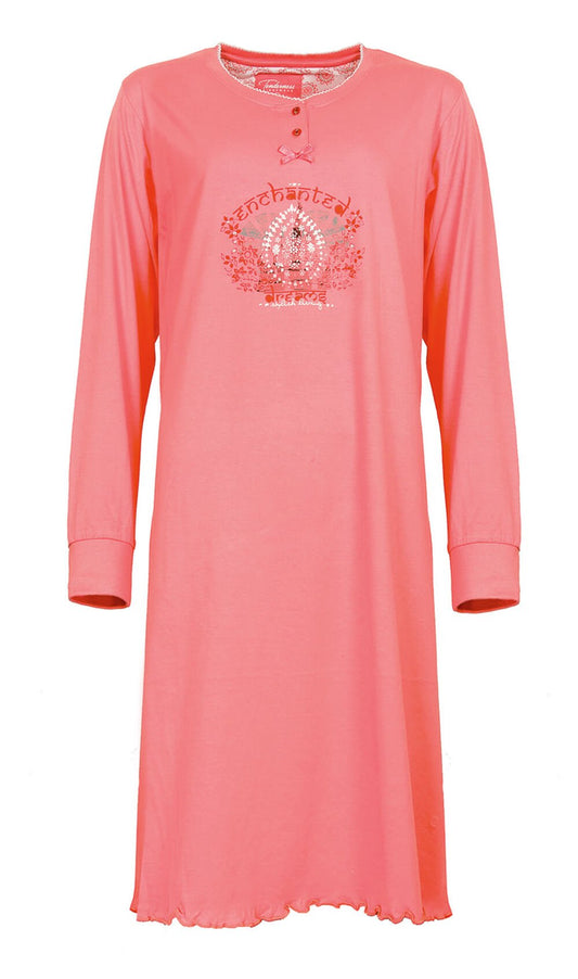 Oranje/roze nachthemd met lange mouwen, polosluiting, en 'enchanted' opdruk. Gemaakt van 100% katoen jersey.