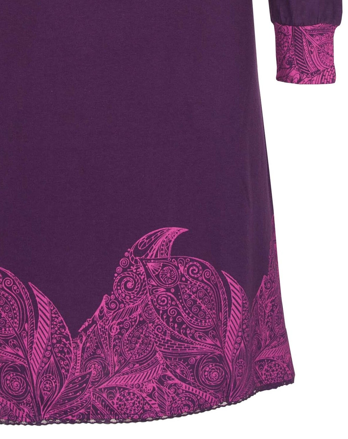 Paars nachthemd met roze bloemenprint aan de zoom en mouwuiteinden, gemaakt van 100% gekamde katoen.