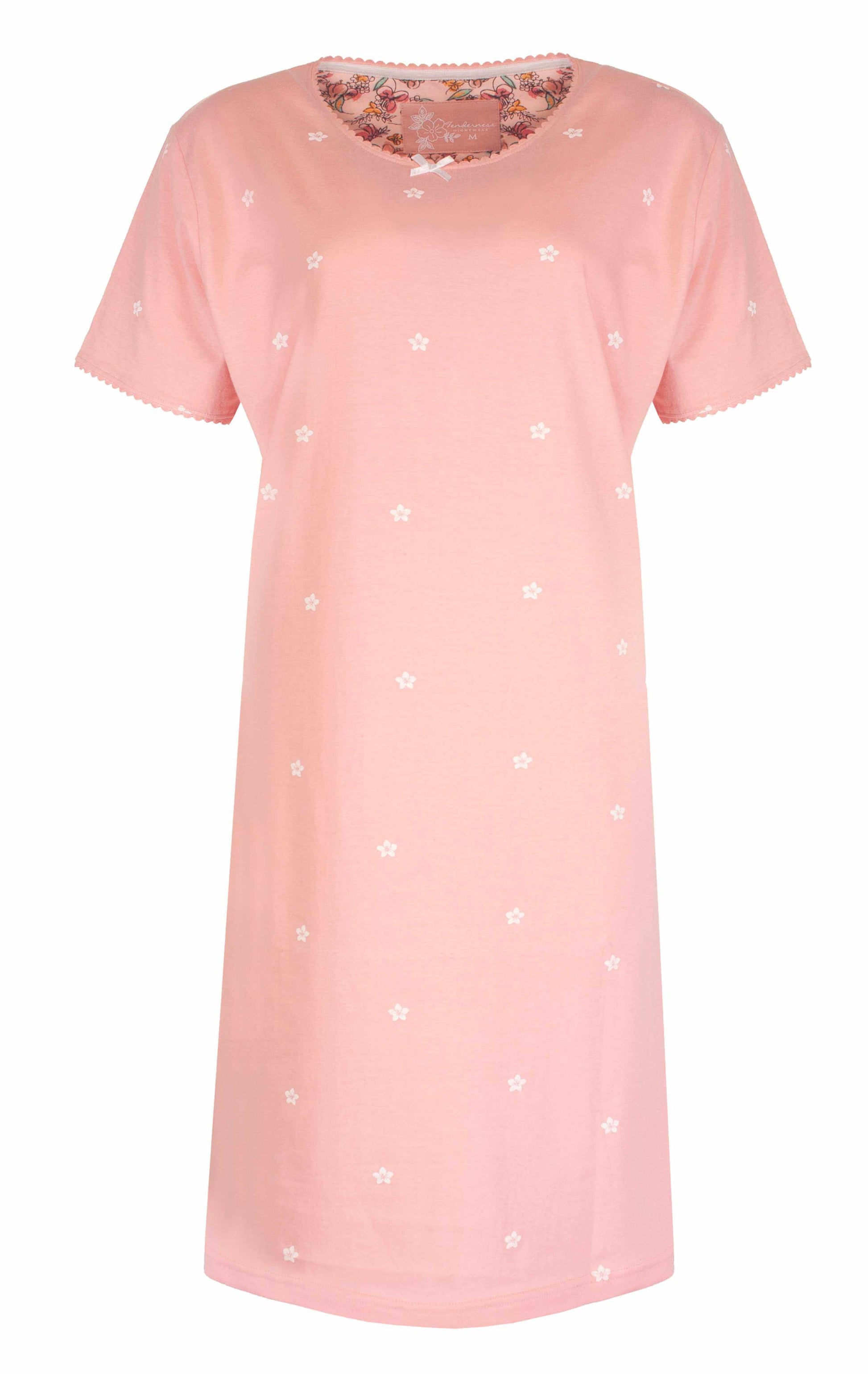 Poeder roze nachthemd met korte mouwen en kleine witte bloemetjes, afgewerkt met kant aan de hals en mouwen.