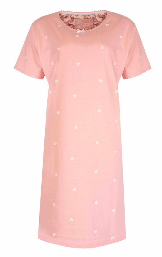 Poeder roze nachthemd met korte mouwen en kleine witte bloemetjes, afgewerkt met kant aan de hals en mouwen.