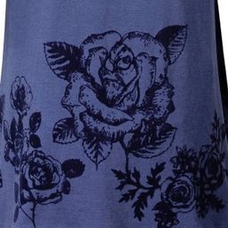 Indigo blauw nachthemd met gedetailleerde bloemenprint. Polo sluiting en lange mouwen zichtbaar.