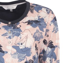 Dames nachthemd met polo sluiting, bedrukt met een blauw en roze bloemenpatroon op een lichte achtergrond.