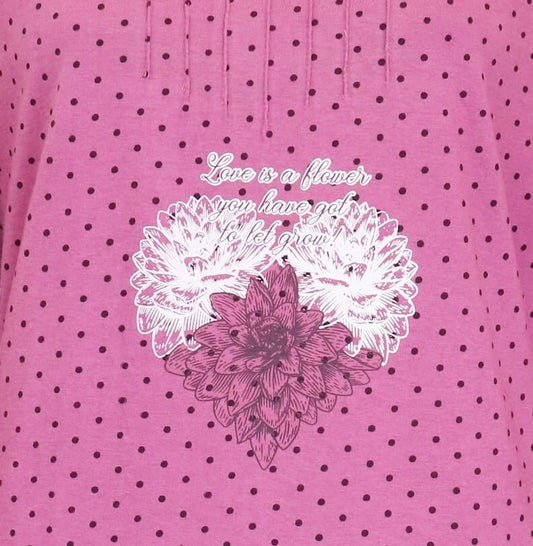Roze nachthemd met stippenpatroon en bloemenprint.Oemenmotief met tekst 'Love is a flower you have got to let grow'