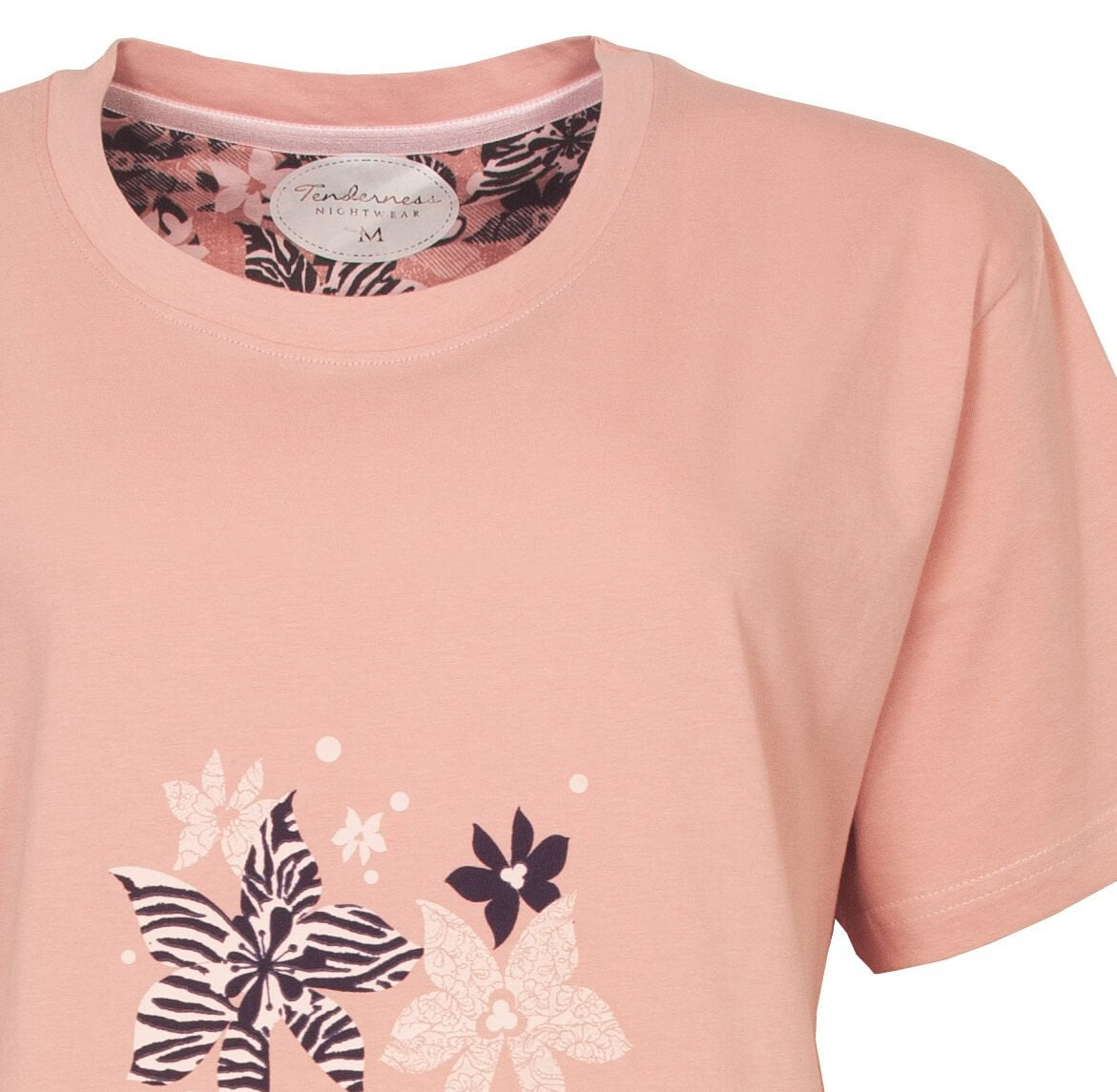 Roze nachthemd met korte mouwen, ronde hals en bloemenprint. Merk Tenderness zichtbaar op label.