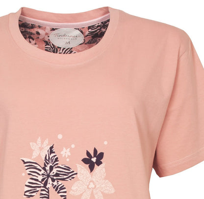 Roze nachthemd met korte mouwen, ronde hals en bloemenprint. Merk Tenderness zichtbaar op label.