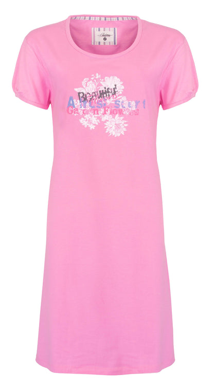 Roze katoenen nachthemd met korte mouwen, ronde hals en een grote print van bloemen en tekst op de borst.