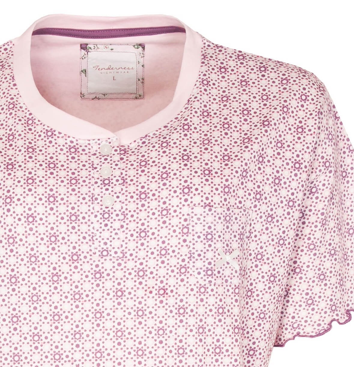 Roze nachthemd met fijn paars patroon, ronde hals, knoopsluiting en korte mouwen. Merk Tenderness zichtbaar op label.