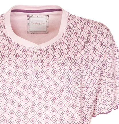 Roze nachthemd met fijn paars patroon, ronde hals, knoopsluiting en korte mouwen. Merk Tenderness zichtbaar op label.