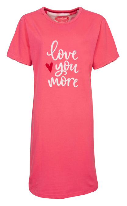 Roze nachthemd met korte mouwen en 'Love You More' tekst, gemaakt van katoen met ronde hals en merrow edge afwerking