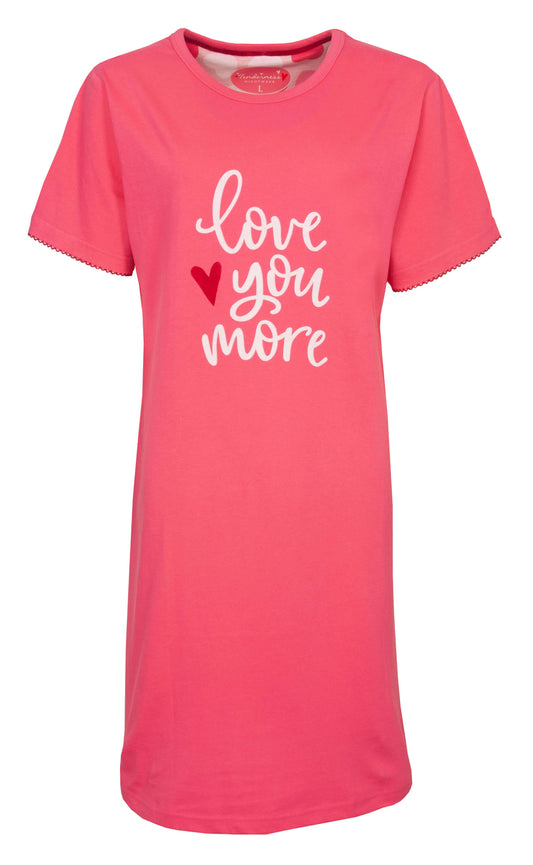 Roze nachthemd met korte mouwen en 'Love You More' tekst, gemaakt van katoen met ronde hals en merrow edge afwerking