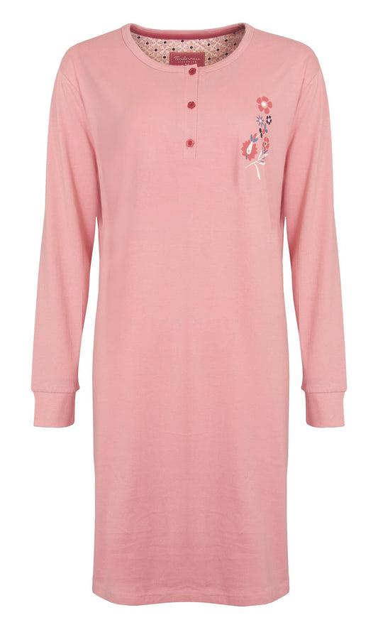 Roze nachthemd met lange mouwen, polo sluiting en klein bloemendesign op de borst. Gemaakt van katoen.