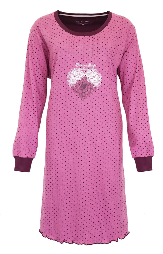 Roze nachthemd met stippen, lange mouwen en bloemenprint op de borst. Gemaakt van 100% katoen.
