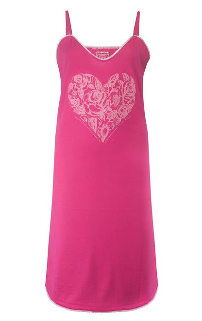 Roze nachthemd met spaghetti bandjes en hartvormige bloemenprint op de borst, omzoomd met kant