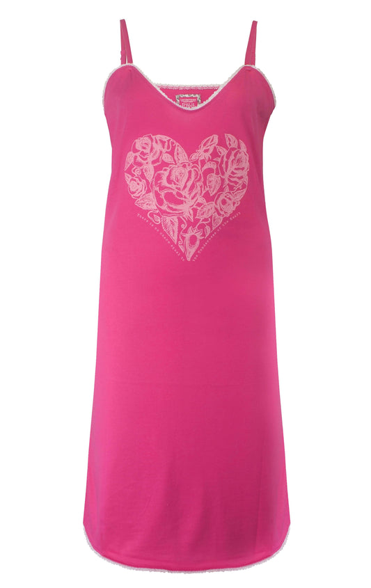 Roze nachthemd met spaghetti bandjes en hartvormige bloemenprint op de borst, omzoomd met kant