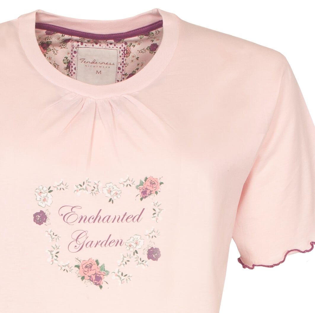 Zacht roze nachthemd met 'Enchanted Garden' opdruk in bloemenpatroon, ronde hals en korte mouwen
