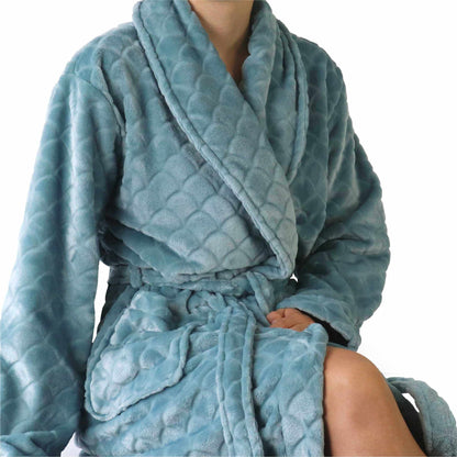 Zachte petrolblauwe fleece ochtendjas met gewatteerd patroon, gekruiste voorkant en ceintuur.