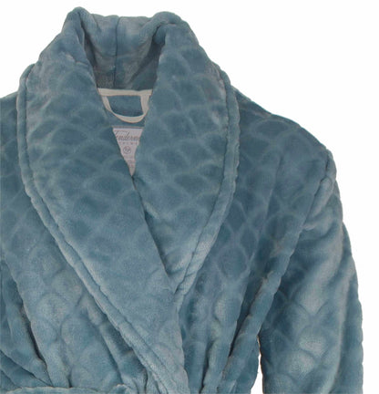 Zachte petrolblauwe fleece ochtendjas met grote kraag en comfortabele pasvorm, perfect voor ontspannen momenten.