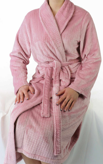 Roze fleece ochtendjas voor dames met wafelmotief, lange mouwen en ceintuur, gedragen door model