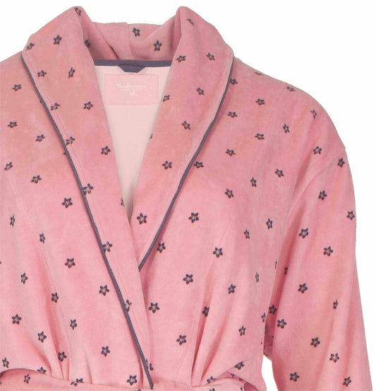 Roze velours ochtendjas met zwarte sterrenprint, opstaande kraag en contrasterende zwarte bies langs de randen.