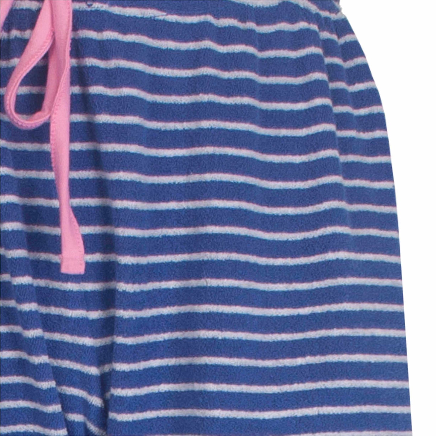 Blauwe gestreepte badstof pyjama met witte strepen en roze trekkoord, close-up van de stof