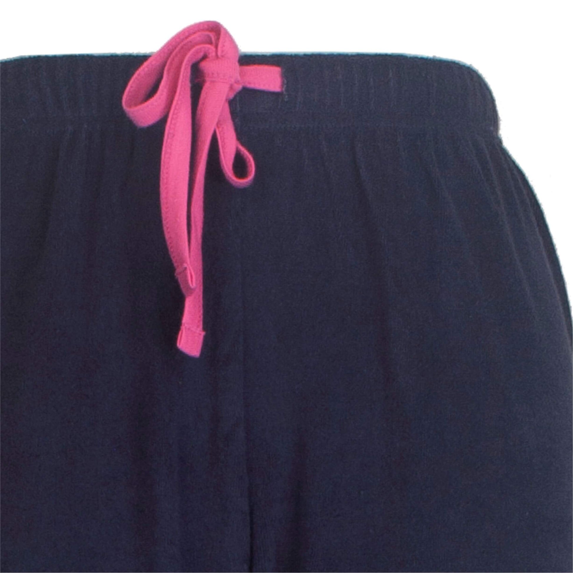 Close-up van donkerblauwe badstof pyjama met roze trekkoord aan de taille