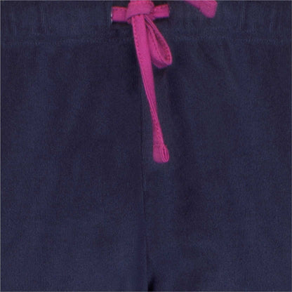 Blauwe badstof pyjama met een roze strik zichtbaar aan de bovenkant, vermoedelijk deel van de hals of taille.