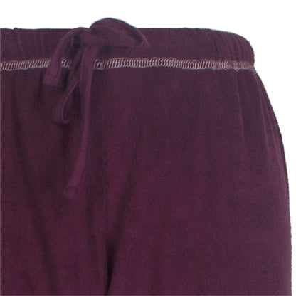 Close-up van bordeauxrode badstof pyjamabroek met gestreept tailleband en aantrekkoord