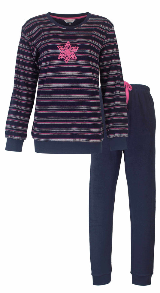 Gestreepte blauwe dames pyjama met roze accenten, lange mouwen en een sneeuwvlok motief op de borst.