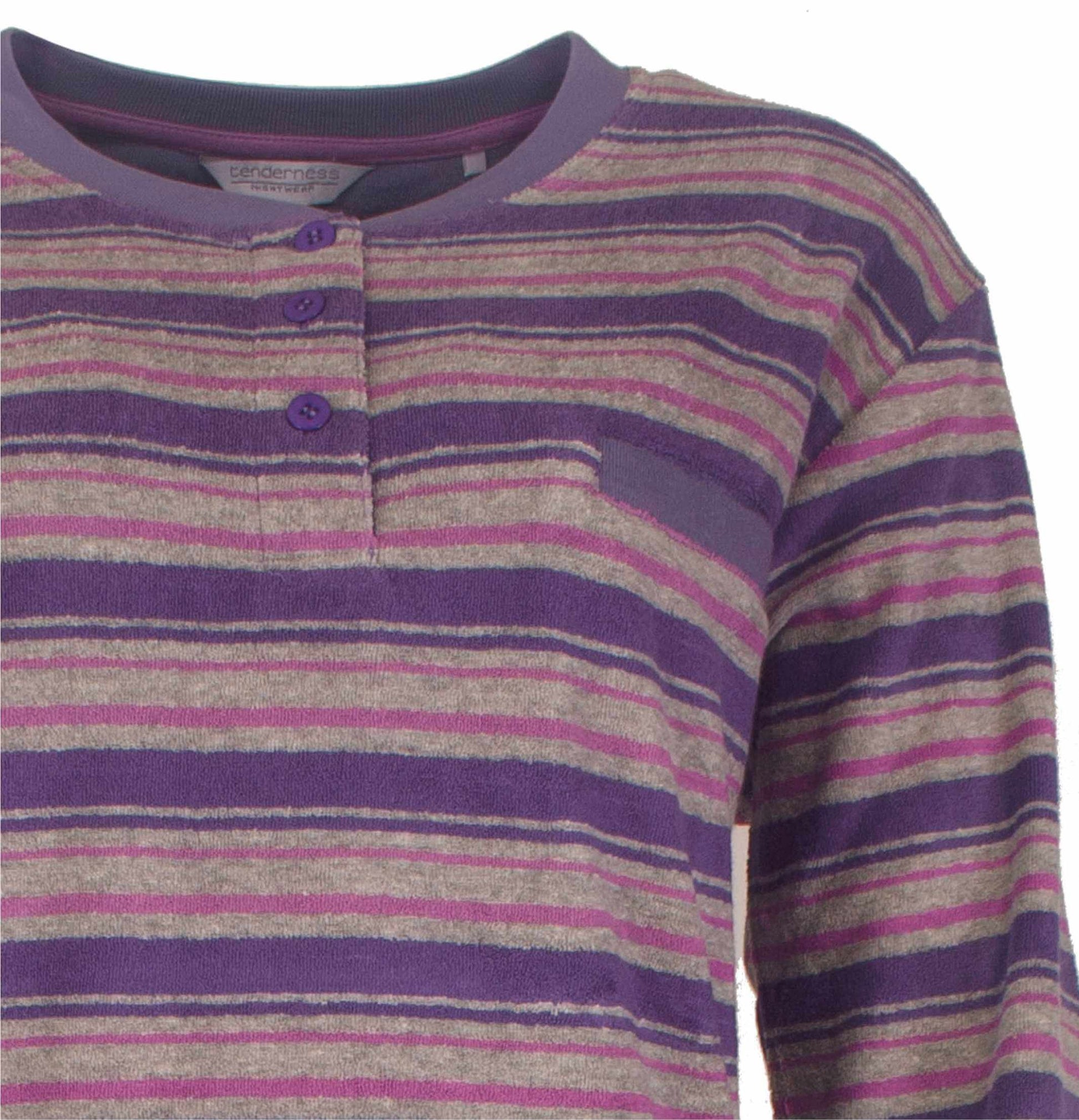 Paarse gestreepte badstof pyjama met grijze en roze strepen, ronde hals en knoopsluiting aan de voorkant