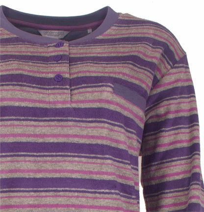 Paarse gestreepte badstof pyjama met grijze en roze strepen, ronde hals en knoopsluiting aan de voorkant