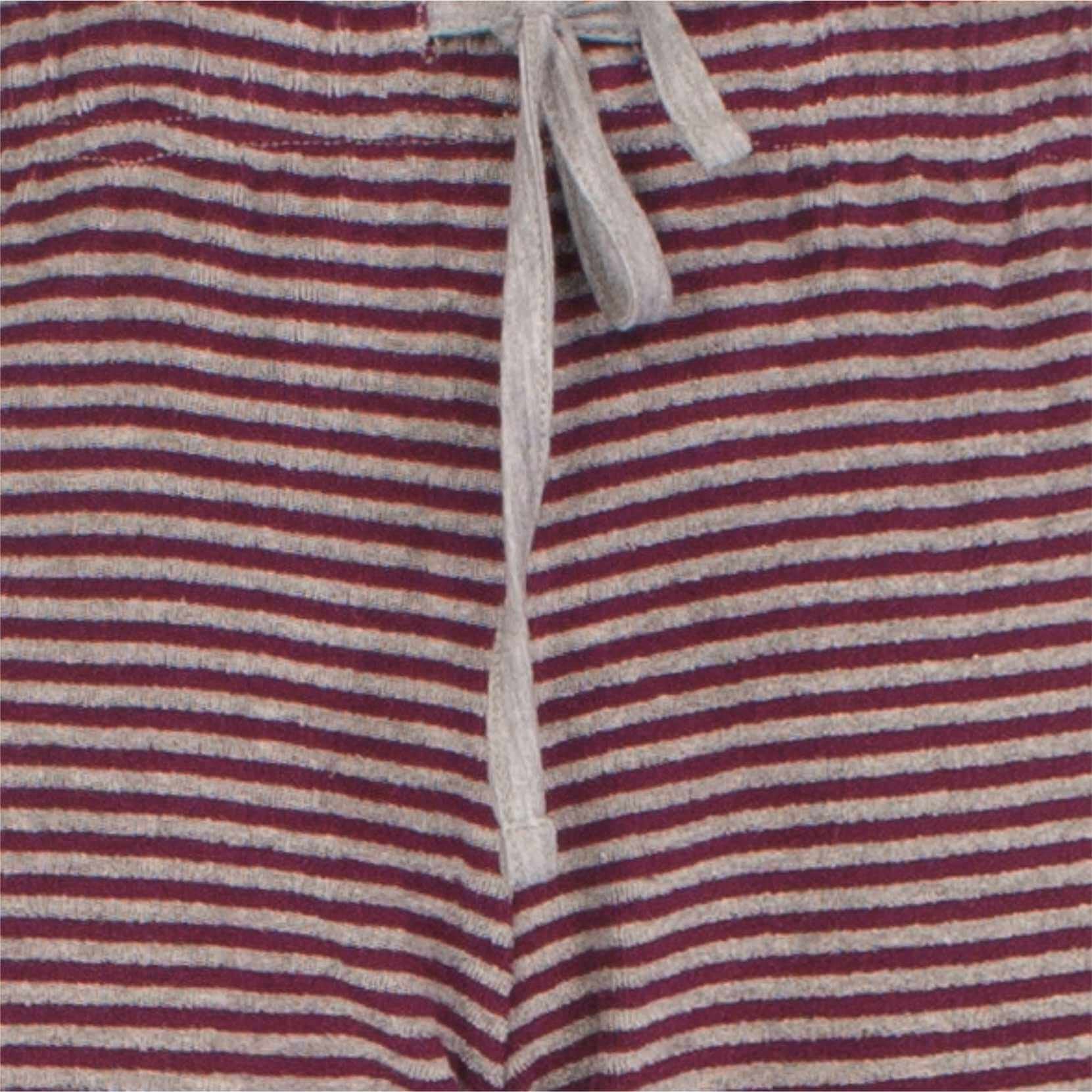 Gestreepte badstof stof in rood en grijs met een wit koord zichtbaar, waarschijnlijk van een pyjama broek.