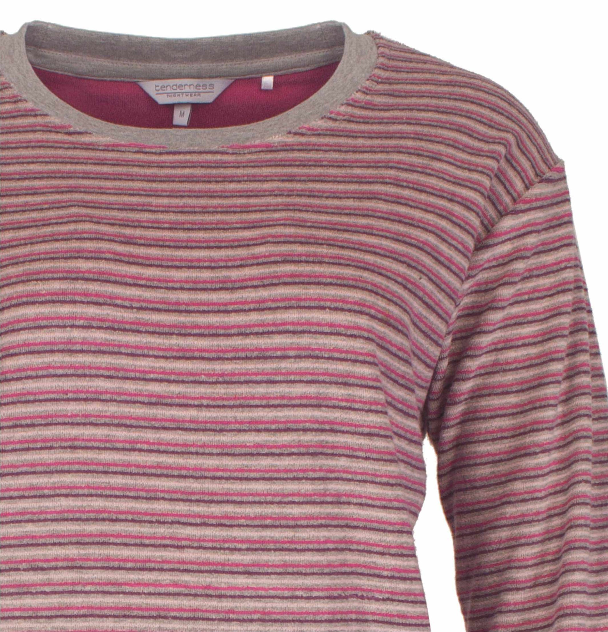 Gestreepte badstof din roze tinten met grijze accenten. Ronde hals en lange mouwen.