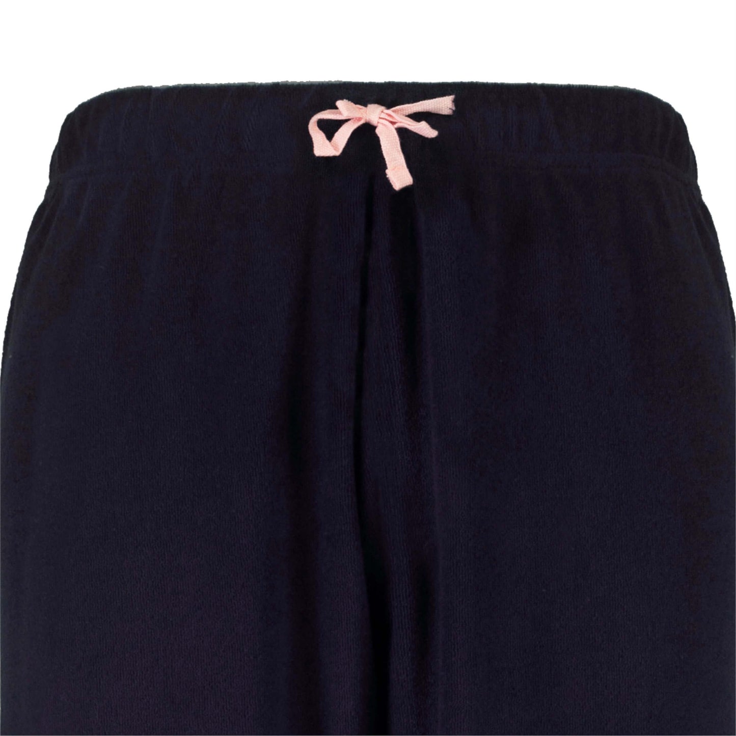 Close-up van een donkerblauwe pyjamabroek met een roze aantrekkoord in de taille, gemaakt van badstof materiaal.