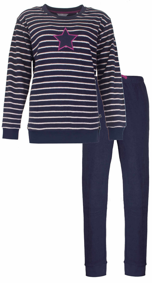 Blauwe gestreepte badstof pyjama met lange mouwen en broek. Trui heeft een roze ster op de borst.