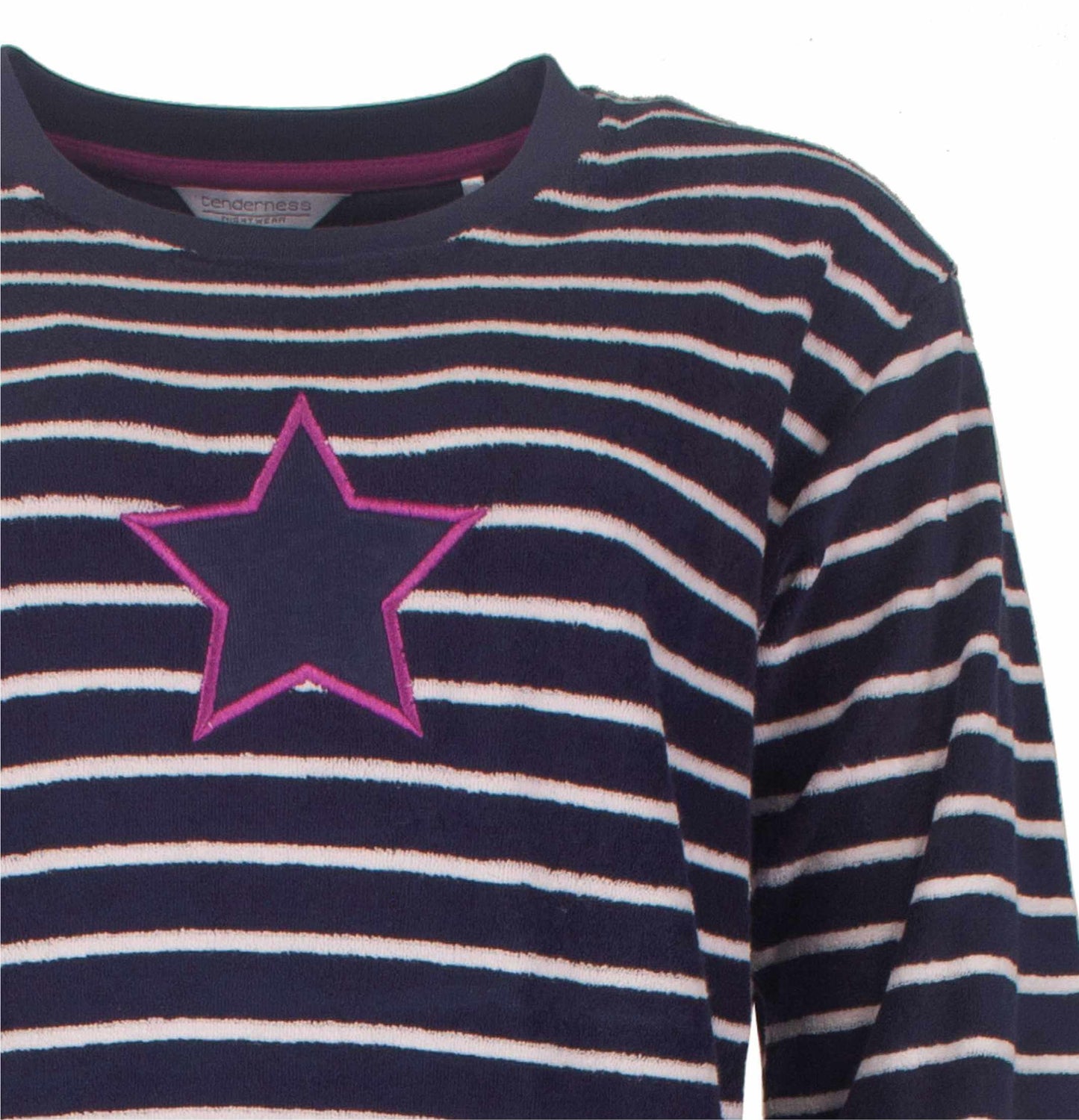 Blauw gestreepte badstof pyjama met roze ster. Merk Tenderness zichtbaar op label.