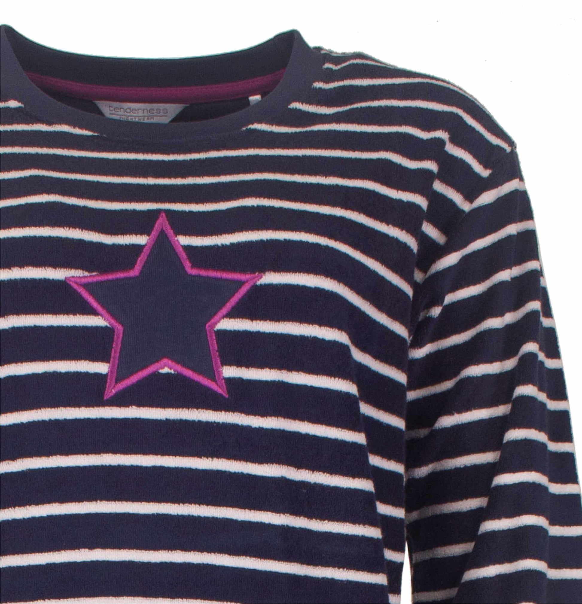 Blauw gestreepte badstof pyjama met roze ster. Merk Tenderness zichtbaar op label.