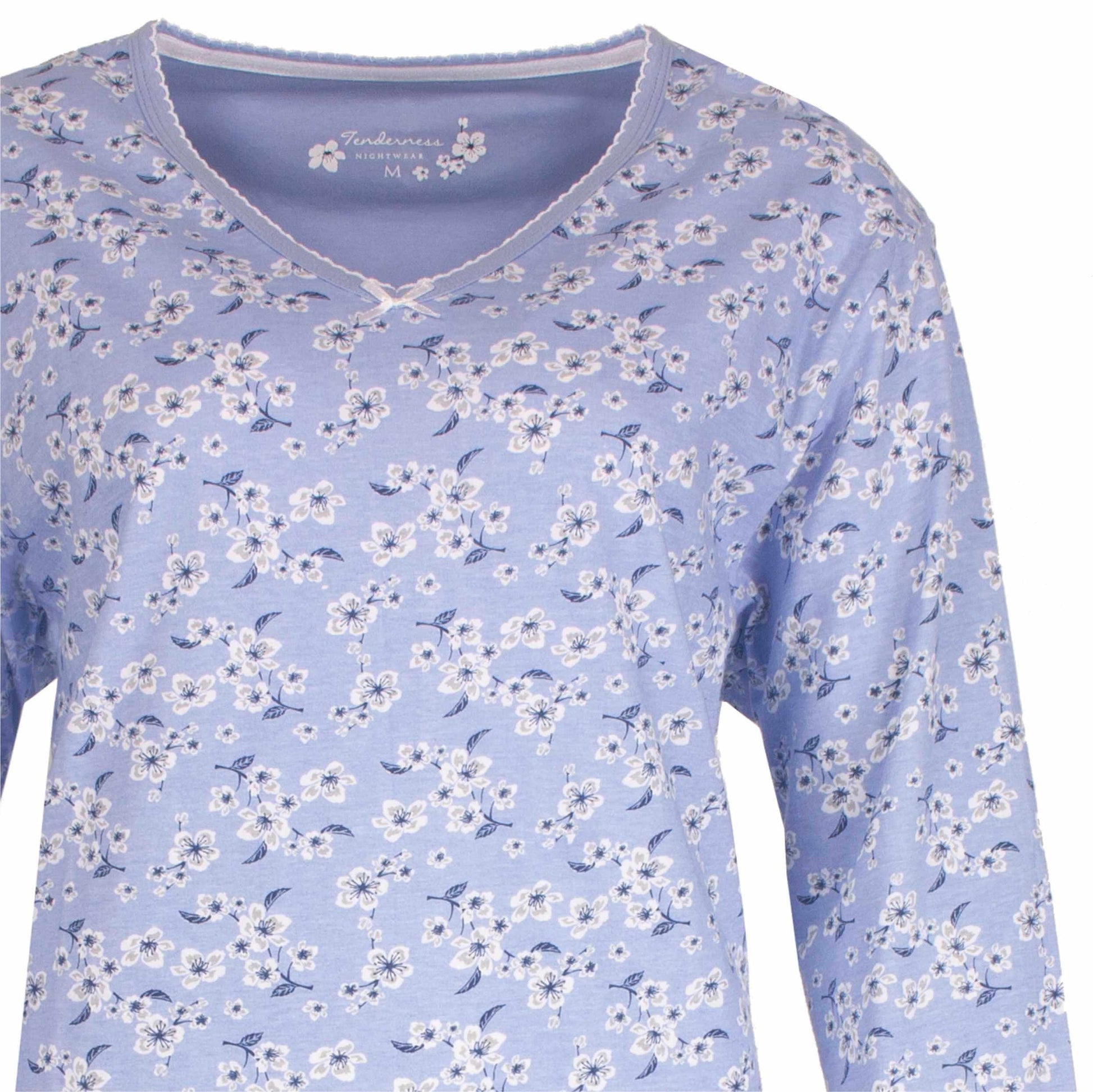 Lichtblauwe pyjama top met witte bloemetjes print en lange mouwen, V-hals met kant afwerking