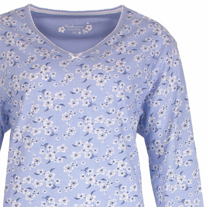 Lichtblauwe pyjama top met witte bloemetjes print en lange mouwen, V-hals met kant afwerking