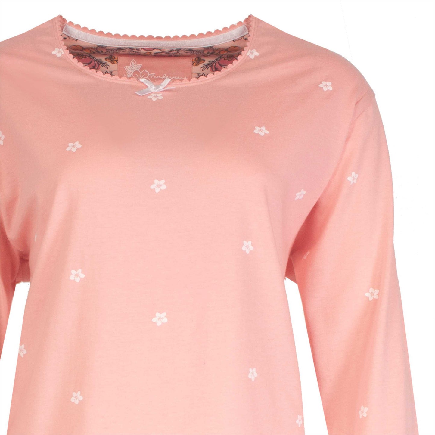 Roze dames pyjama top met lange mouwen en kleine witte bloemetjes print, ronde hals met decoratieve rand.