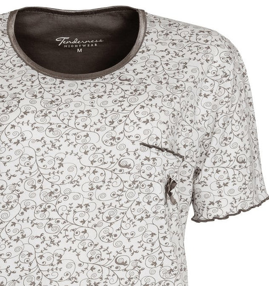 Tenderness dames pyjama top met bruine ronde hals en korte mouwen, bedrukt met fijn bloemenpatroon en borstzakje