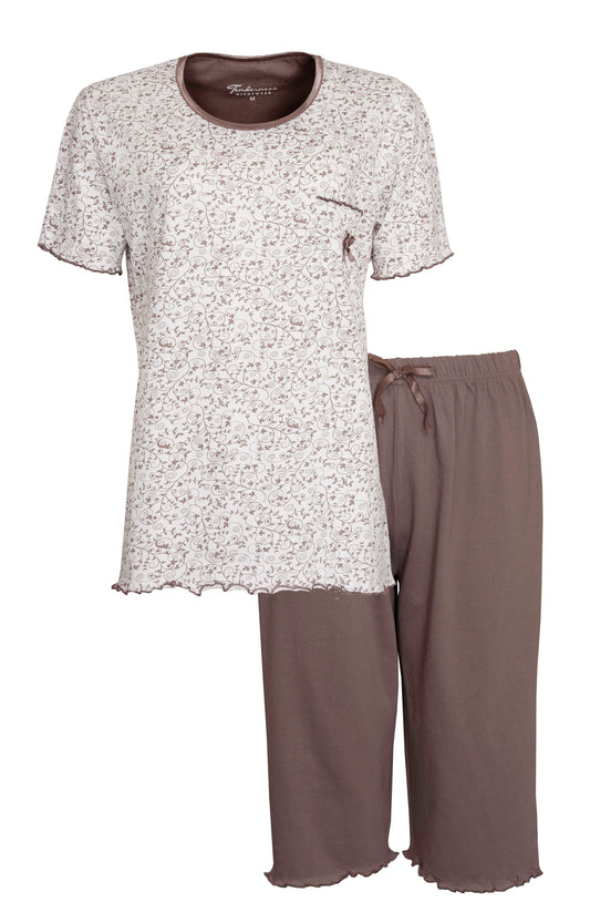Bruine dames pyjama set met geprinte top en effen driekwart broek. Top heeft koren kort mouwen.