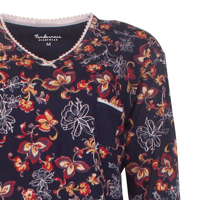 Donkerblauwe dames pyjama met kleurrijk bloemenpatroon en witte sierrand langs de hals