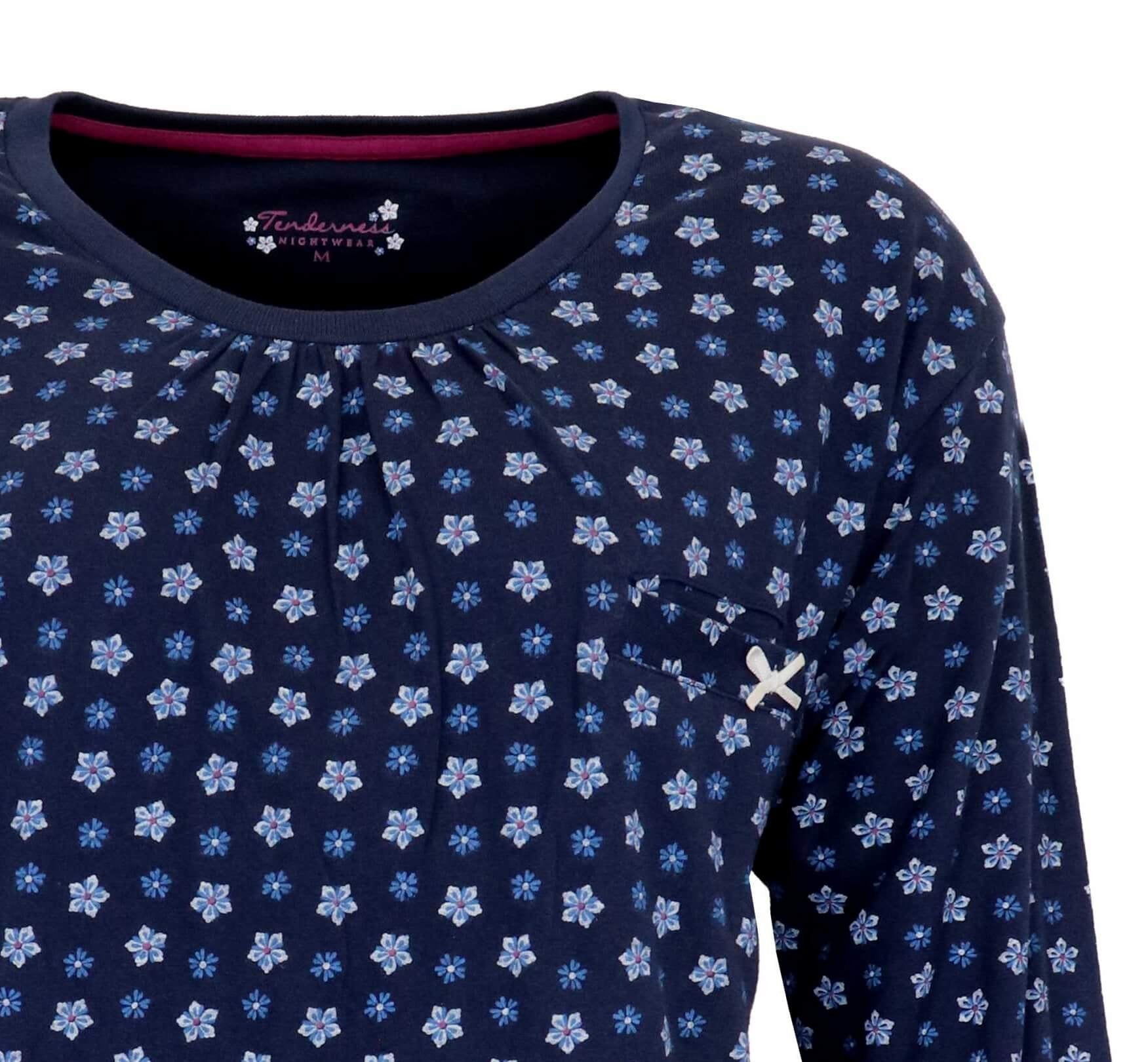 Donkerblauwe dames pyjama met klein wit-blauw bloemetjespatroon, ronde hals en lange mouwen.
