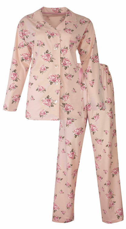 Roze dames pyjama met lange mouwen en doorknoop sluiting, versierd met roze rozenprint op lichtroze achtergrond.