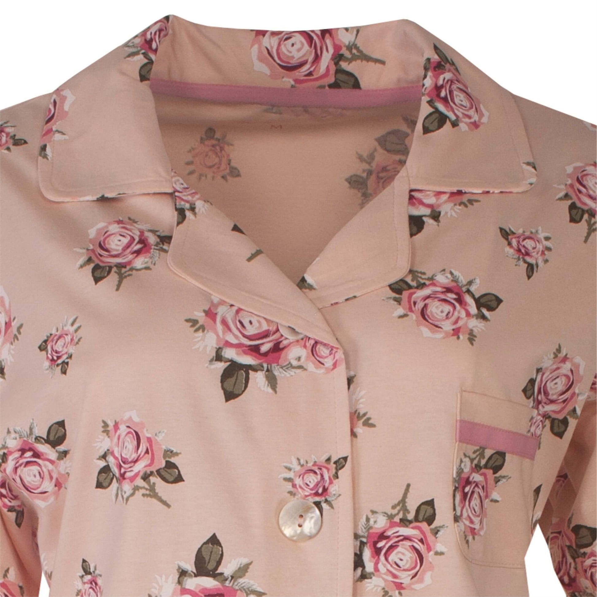 Roze dames pyjama met doorknoop sluiting en lange mouwen, versierd met een patroon van roze rozen