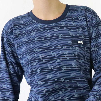 Donkerblauwe fleece pyjama met lichtblauw bloemenpatroon en strepen, close-up van de bovenkant