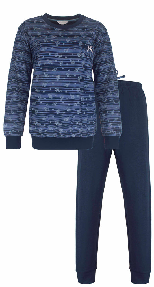 Donkerblauwe dames pyjama met bloemenpatroon, lange mouwen en bijpassende lange broek van fleece materiaal.