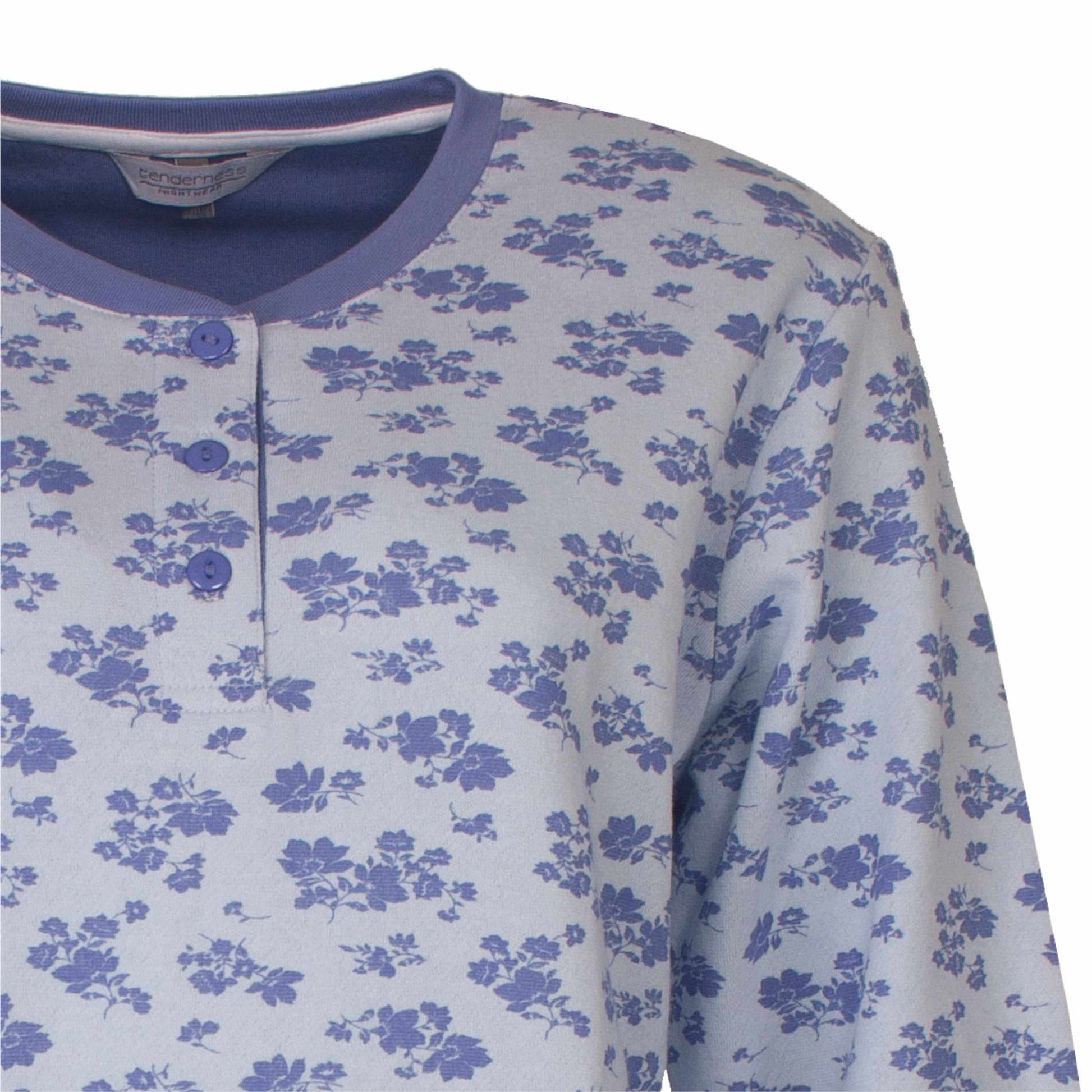 Lichtblauwe pyjama top met blauwe bloemetjesprint, ronde hals en knoopsluiting